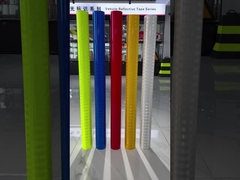 Folha de vinil para sinalização de trânsito auto-aderente micro-prismática retroreflectiva