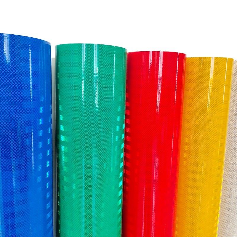 Material de sinalização de estrada fácil de aplicar Folha refletiva prismática com excelente resistência a intempéries Vida útil de 10 anos