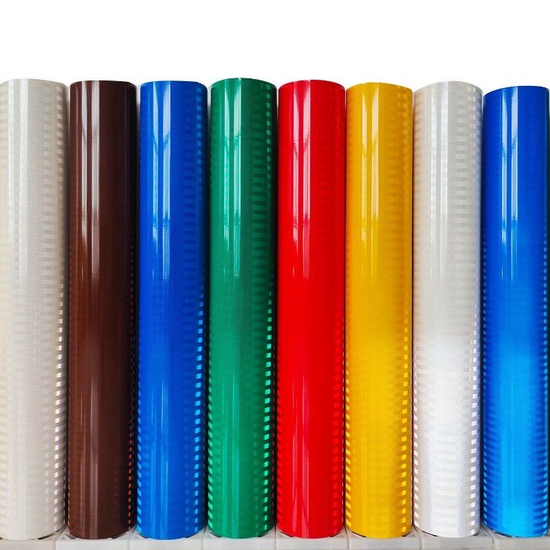 Material de sinalização de estrada fácil de aplicar Folha refletiva prismática com excelente resistência a intempéries Vida útil de 10 anos