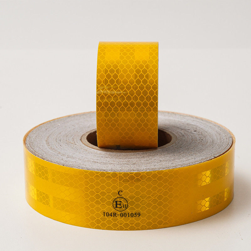 Marcação de adesivos em rolos de fita refletiva ECE 104r com adesivo para caminhão