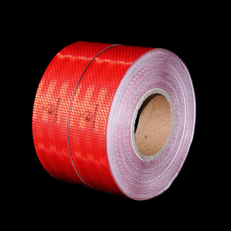 Marcação de adesivos em rolos de fita refletiva ECE 104r com adesivo para caminhão